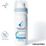 بطری محصول ضد تعریق با برچسب آلومینیوم کلرهیدرات در پس‌زمینه سفید و آبی، همراه با نمادهای کاهش تعریق و پوست سالم